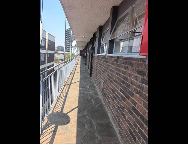 1 BEDROOM APARTMENT FOR SALE IN KEMPTON PARK CENTRAL
